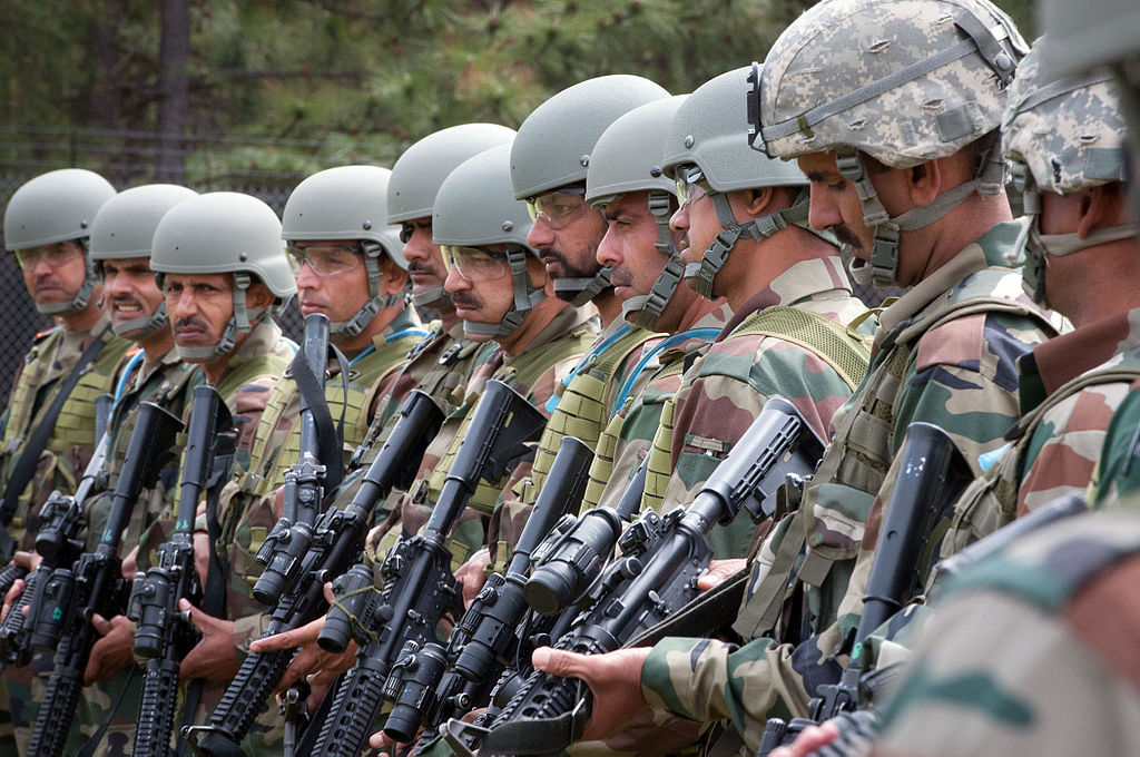 Indian Army paratroopers learn to use M4 carbines at the beginning of Yudh Abhyas 2013